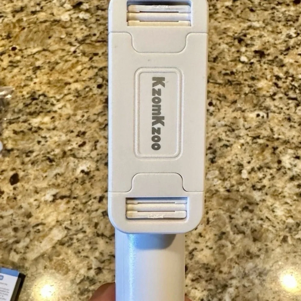 KzomKzoo Selfie Stick New White Blue Tooth